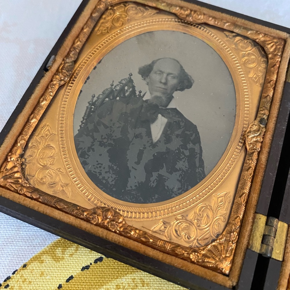 Antique Double Daguerrotype - Picture 10 of 11